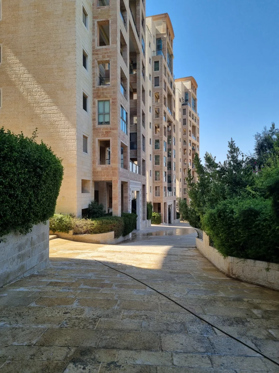 À louer – Superbe appartement a Holyland 