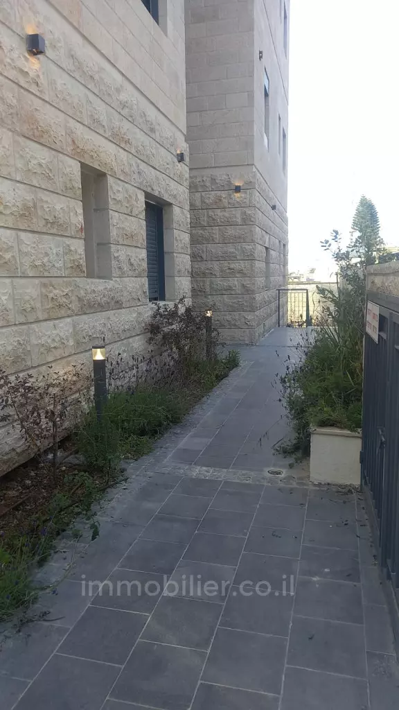 דירה 2 חדרים להשכרה 55מר מרפסת 8מר  - בת הכרם – ירושליםבניין חדש 4 קומות, קרוב לרכבת הקלה, 